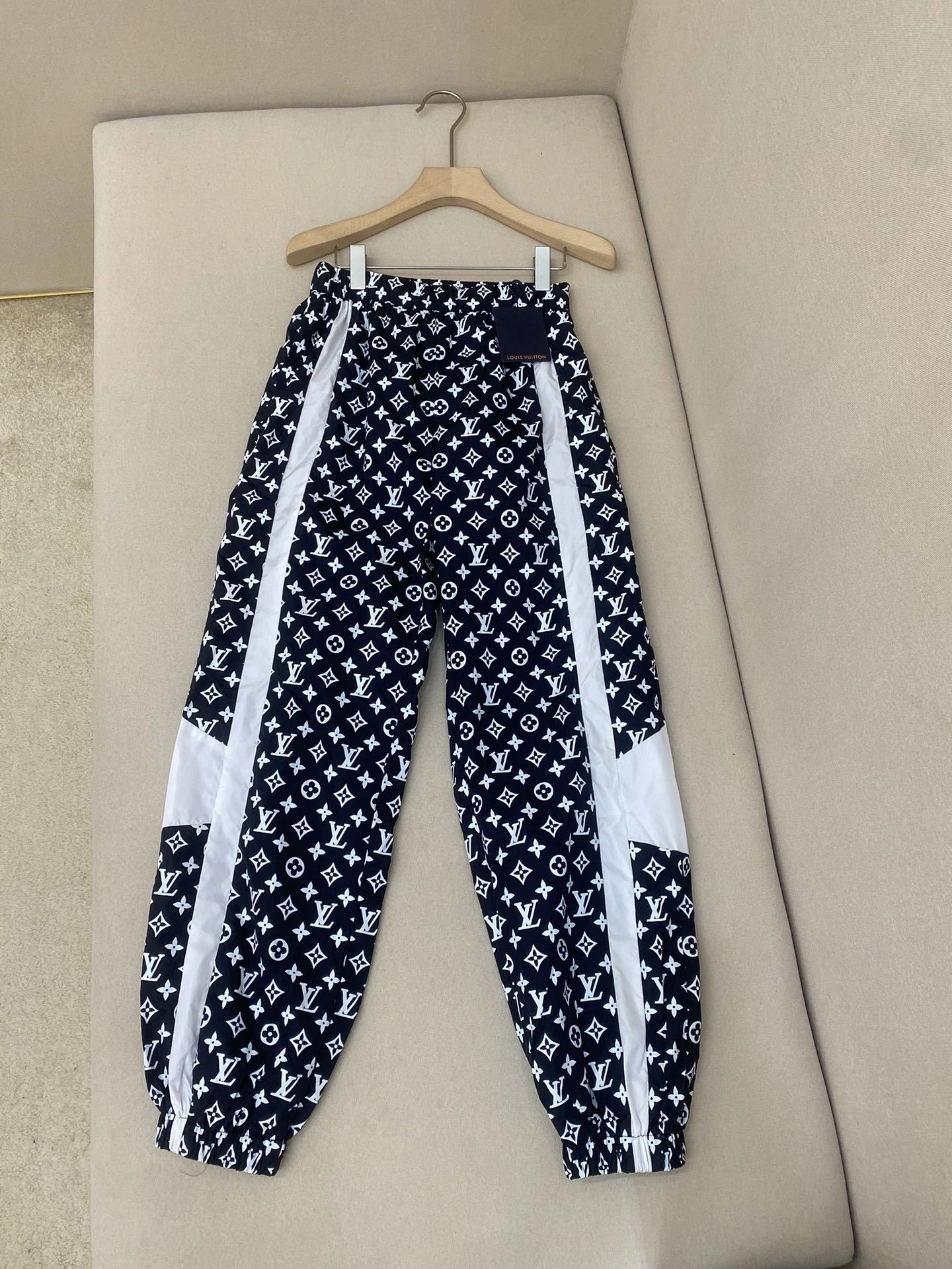 WG.Luxury-- 8V embroidery item:D-F290K1898T